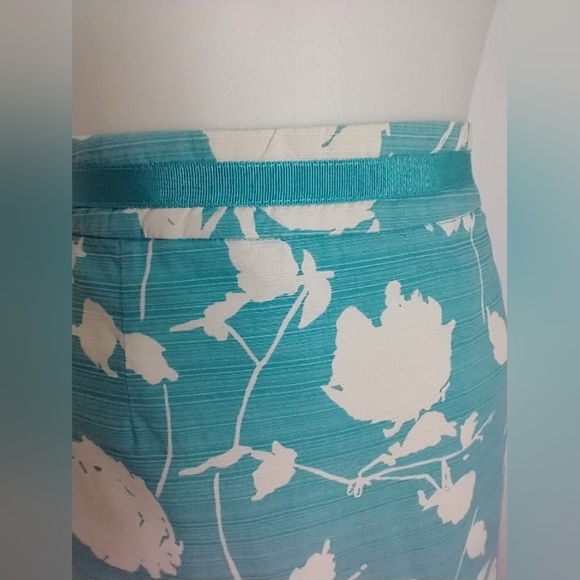 EGGSHELL BLUE AND WHITE FLORAL PENCIL SKIRT - Picture 6 of 6